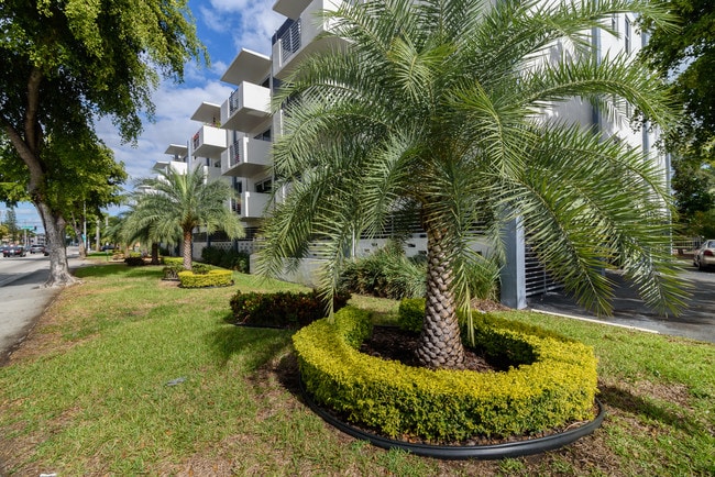 Prestige Village in North Miami, FL - Foto de edificio - Building Photo