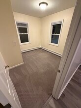 406 N Broadway, Unit 1R in Rumford, RI - Foto de edificio - Building Photo