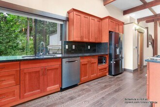 19606 SE 24th Way in Sammamish, WA - Building Photo - Building Photo