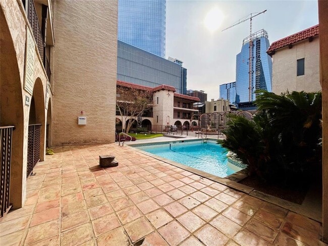 property at 505 W 7th St