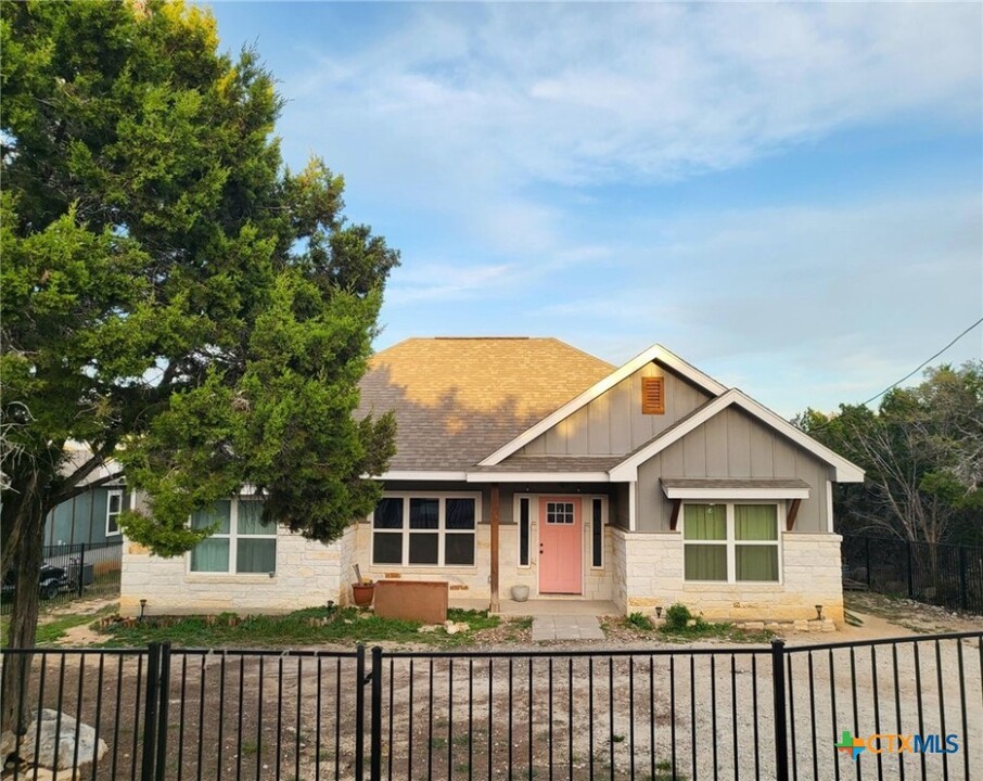 1197 Ramble Hills in Canyon Lake, TX - Building Photo