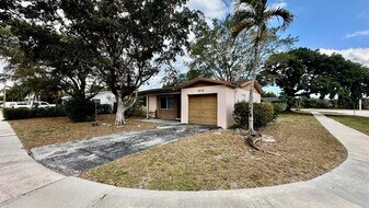 414 SW 72nd Ave, Unit 414 in North Lauderdale, FL - Building Photo