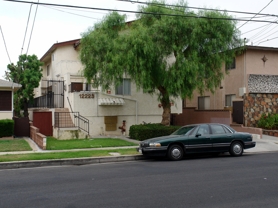 12223 Grevillea Ave in Hawthorne, CA - Building Photo