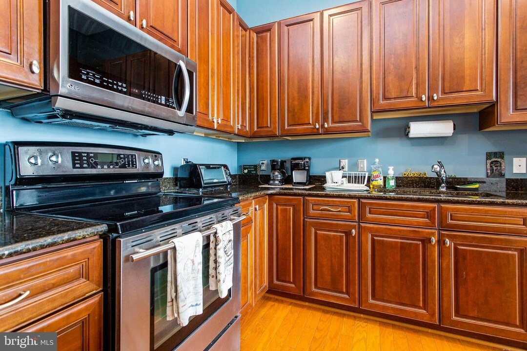2772 Lighthouse Point E-Unit -413 in Baltimore, MD - Foto de edificio