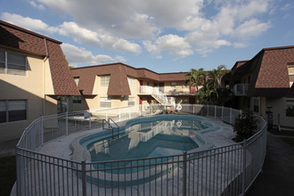 Emerald Isles in Fort Lauderdale, FL - Building Photo - Building Photo