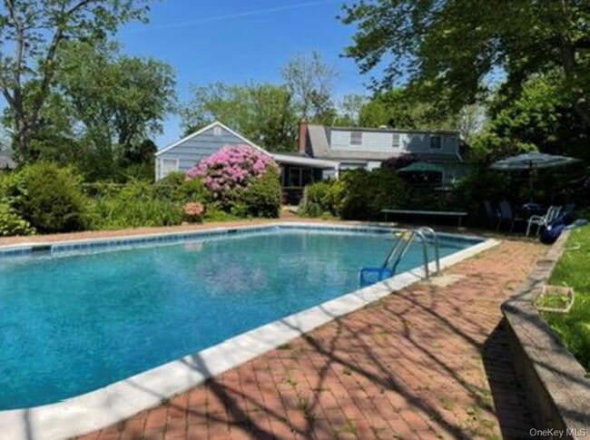 34 Little Neck Rd in Centerport, NY - Building Photo - Building Photo