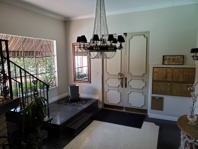 4200 Laurel Canyon Blvd, Unit 102 in Studio City, CA - Building Photo - Building Photo