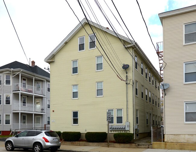 234 East St in Pawtucket, RI - Foto de edificio - Building Photo