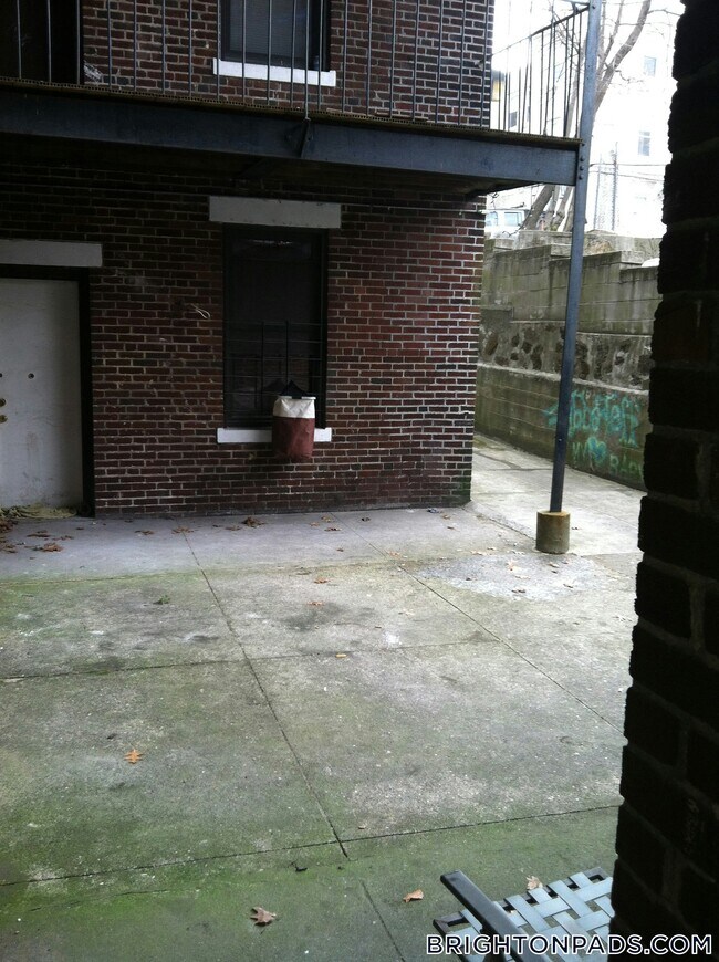 11 Cummings Rd, Unit 1 in Boston, MA - Foto de edificio - Building Photo