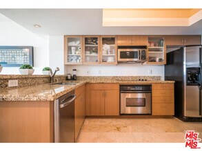 13700 Marina Pointe Dr in Los Angeles, CA - Building Photo - Building Photo