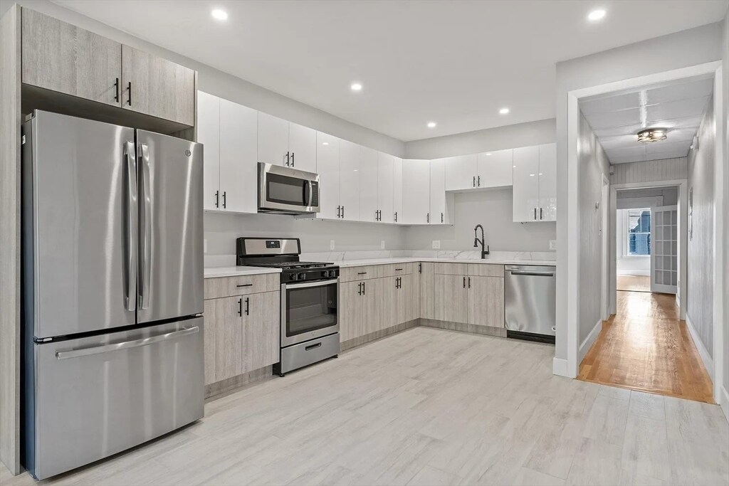 53 Falcon St in Boston, MA - Building Photo