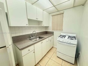457 NW 57th Ave in Miami, FL - Building Photo - Building Photo
