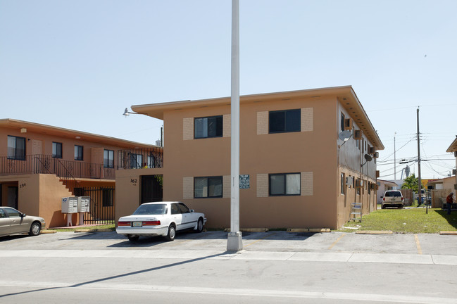 162 W 26th St in Hialeah, FL - Foto de edificio - Building Photo