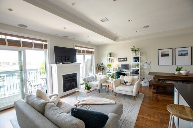 376 W Broadway, Unit 3