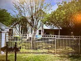 322 W Anderson St in Weatherford, TX - Building Photo