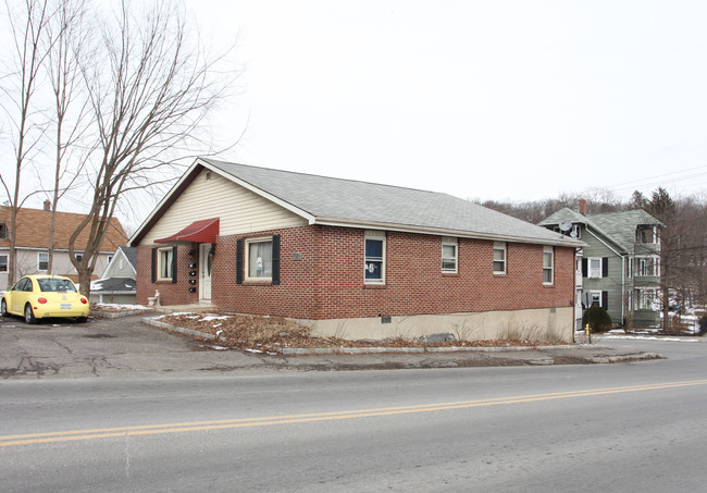 92 Oak Ave in Torrington, CT - Building Photo - Building Photo