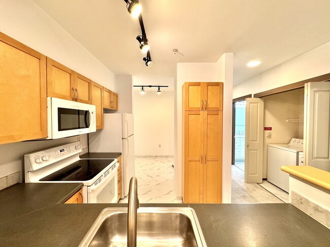 111 108th Ave NE, Unit 411 in Bellevue, WA - Building Photo - Building Photo