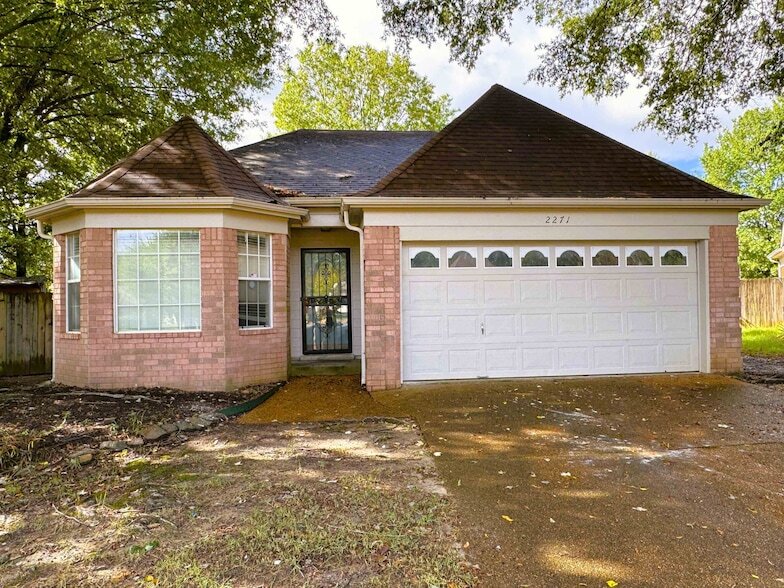 2271 Lake Springs Ln in Memphis, TN - Foto de edificio