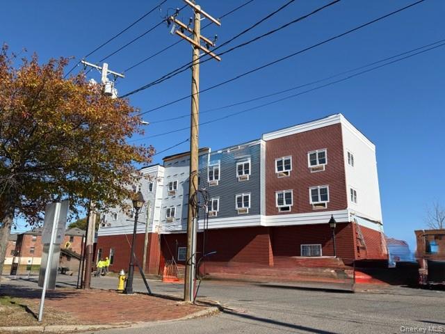 227 4th Ave in Bay Shore, NY - Foto de edificio - Building Photo