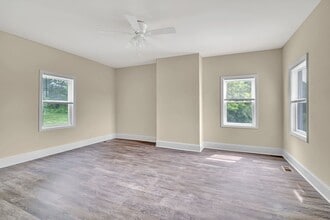 1712 Linvale Harbourton Rd in Lambertville, NJ - Foto de edificio - Building Photo