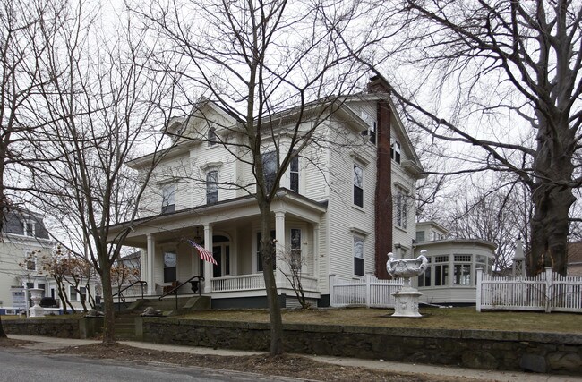 186 Miller Ave in Portsmouth, NH - Foto de edificio - Building Photo