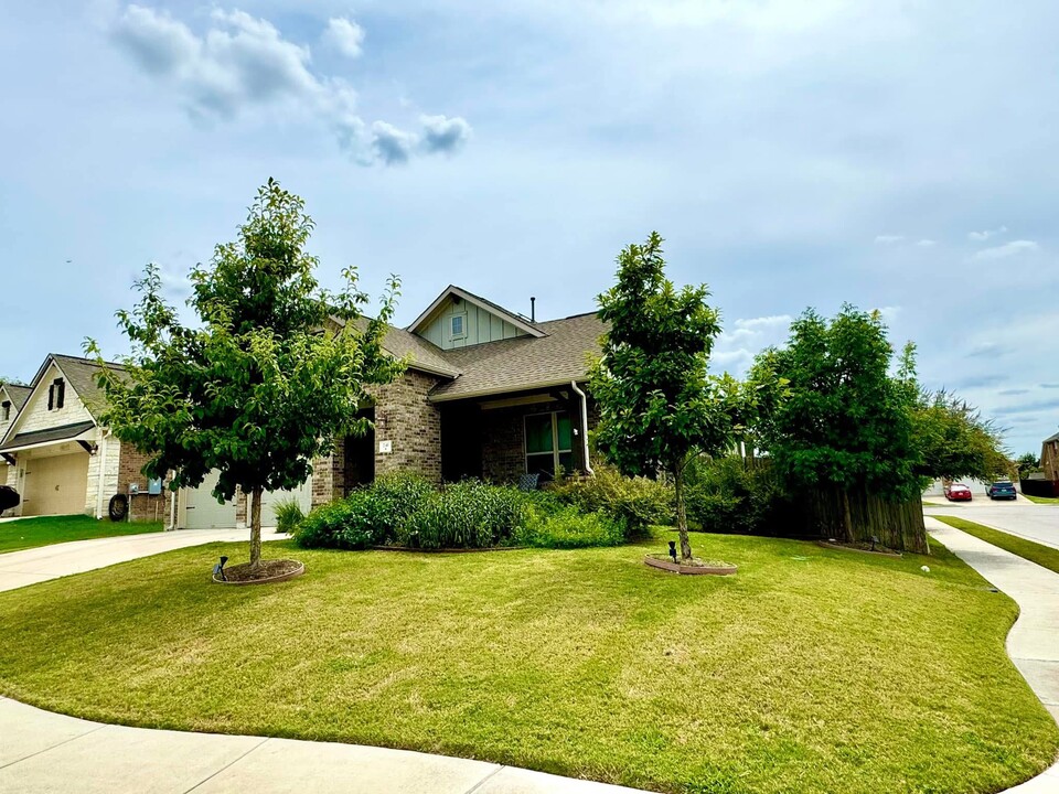 241 Frio Ln in Leander, TX - Building Photo