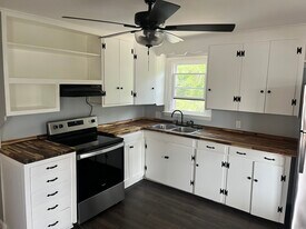 176 Pleasant St, Unit 176 Pleasant Apt 3 in Brunswick, ME - Building Photo