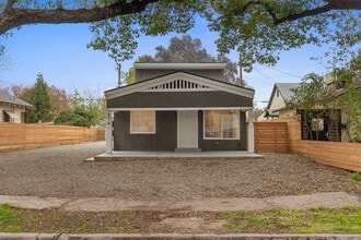 214 Kimble St, Unit B in Modesto, CA - Building Photo - Building Photo