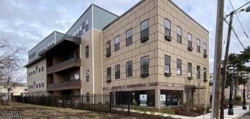 22 Center St in Metuchen, NJ - Building Photo