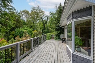32 Crescent Dr in Huntington, NY - Building Photo - Building Photo