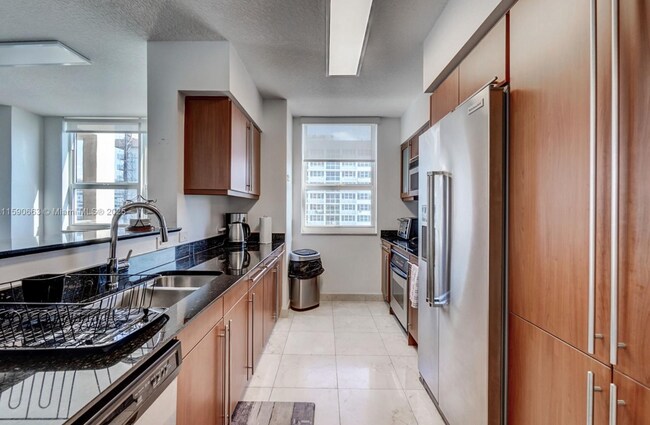 2080 S Ocean Dr, Unit 1702 in Hallandale Beach, FL - Foto de edificio - Building Photo