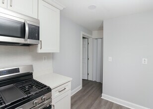 9749 52nd Ave in College Park, MD - Foto de edificio - Building Photo