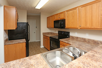 Upper and Lower Stone Apartments in Bowling Green, KY - Building Photo - Interior Photo