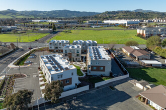 Estaire Luxury Townhomes in Fairfield, CA - Foto de edificio - Building Photo
