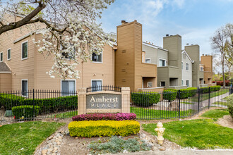 Amherst Place Condominiums in Sacramento, CA - Foto de edificio - Primary Photo