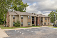 Woodbrook Apartments I & II in Russellville, AR - Foto de edificio - Building Photo