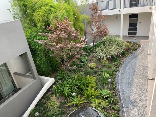 11929 Courtleigh Dr, Unit 203 in Los Angeles, CA - Building Photo - Building Photo