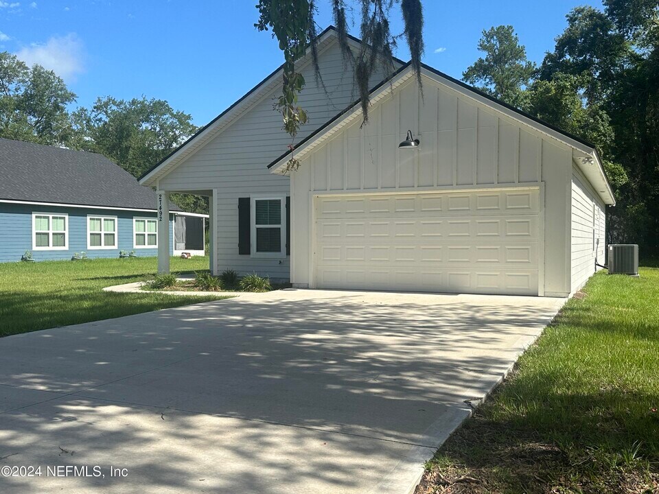 27492 W 3rd Ave in Hilliard, FL - Building Photo