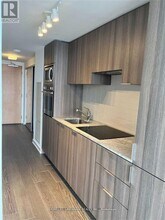 11 Wellesley St W in Toronto, ON - Building Photo - Building Photo