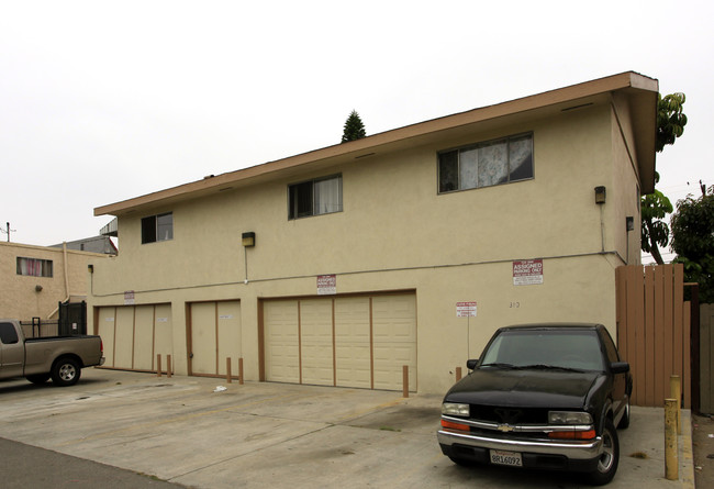 310 E Leatrice Ln in Anaheim, CA - Building Photo - Building Photo