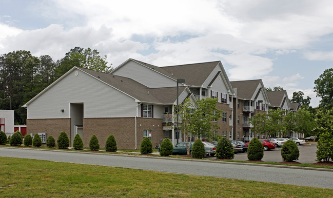 Checed Warwick in Newport News, VA - Foto de edificio - Building Photo