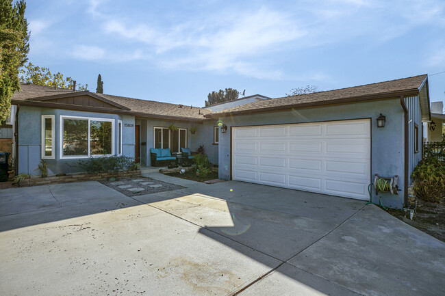 15808 Valerio St in Van Nuys, CA - Foto de edificio - Building Photo