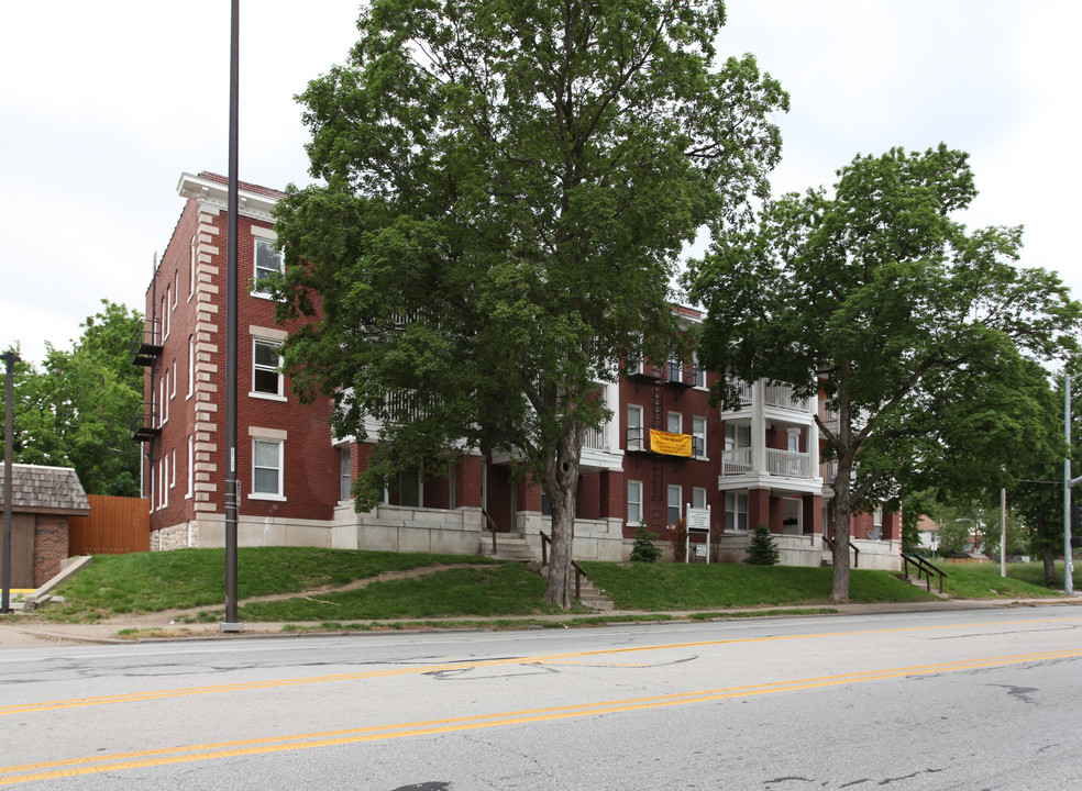 Oasis on Linwood in Kansas City, MO - Building Photo