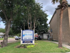 Skylark Townhomes in Pasadena, TX - Foto de edificio - Building Photo