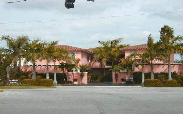 18 Paradise Ln in Treasure Island, FL - Building Photo