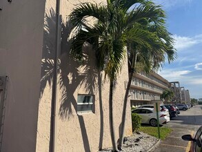 725 Lori Dr in Palm Springs, FL - Building Photo - Building Photo