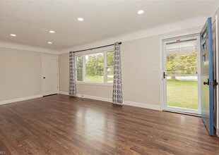 10693 Beechwood Dr in Kirtland, OH - Foto de edificio - Building Photo