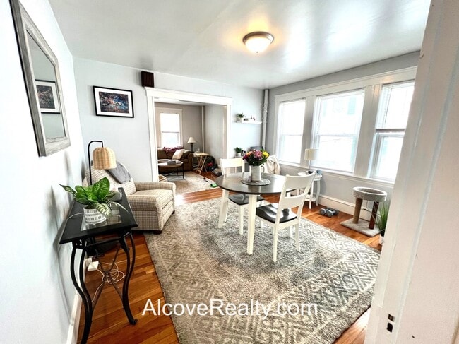 39 Sterling St, Unit 1 in Somerville, MA - Foto de edificio - Building Photo