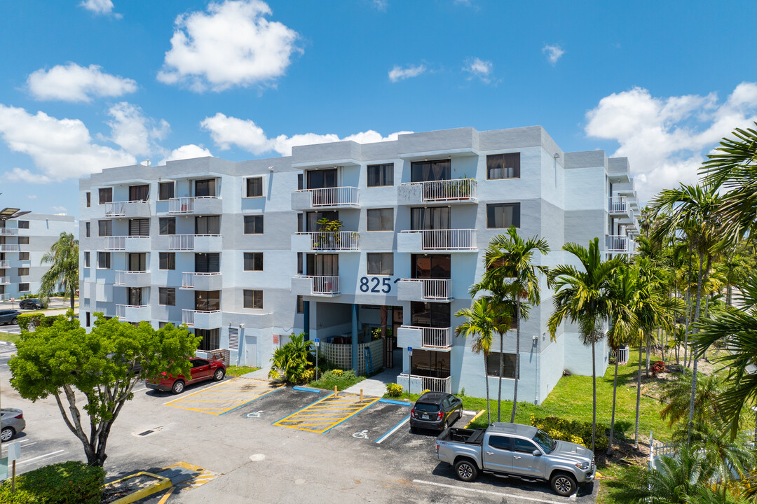 Azul at Fountainbleau in Miami, FL - Building Photo