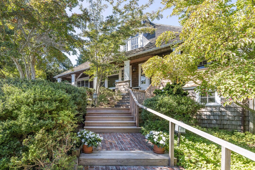 103 Georgica Rd in East Hampton, NY - Building Photo